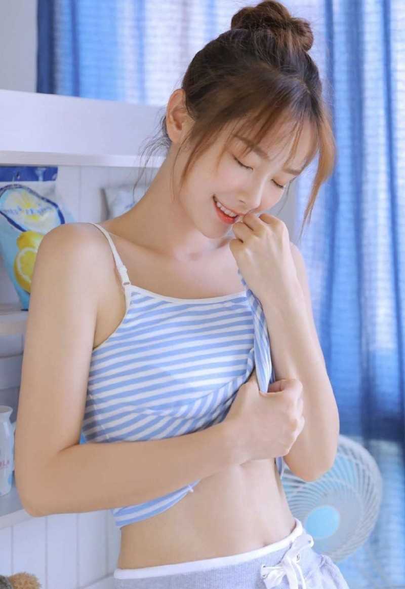 最新长腿美女运动风性感壁纸