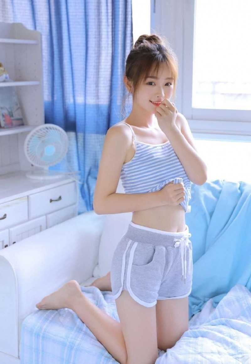 最新长腿美女运动风性感壁纸