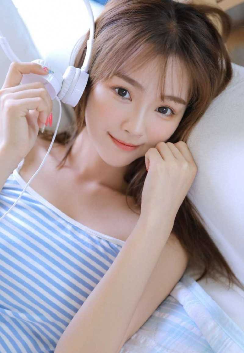 最新长腿美女运动风性感壁纸