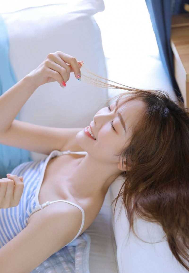 最新长腿美女运动风性感壁纸