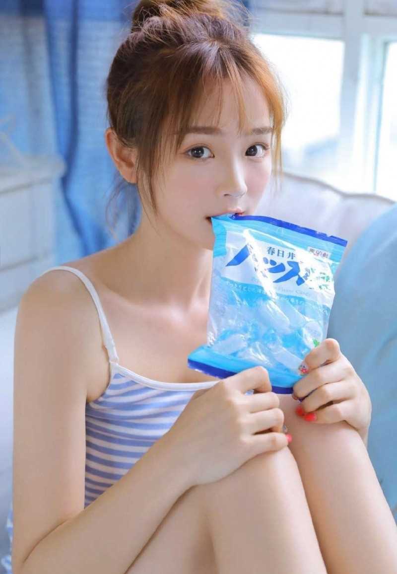 最新长腿美女运动风性感壁纸