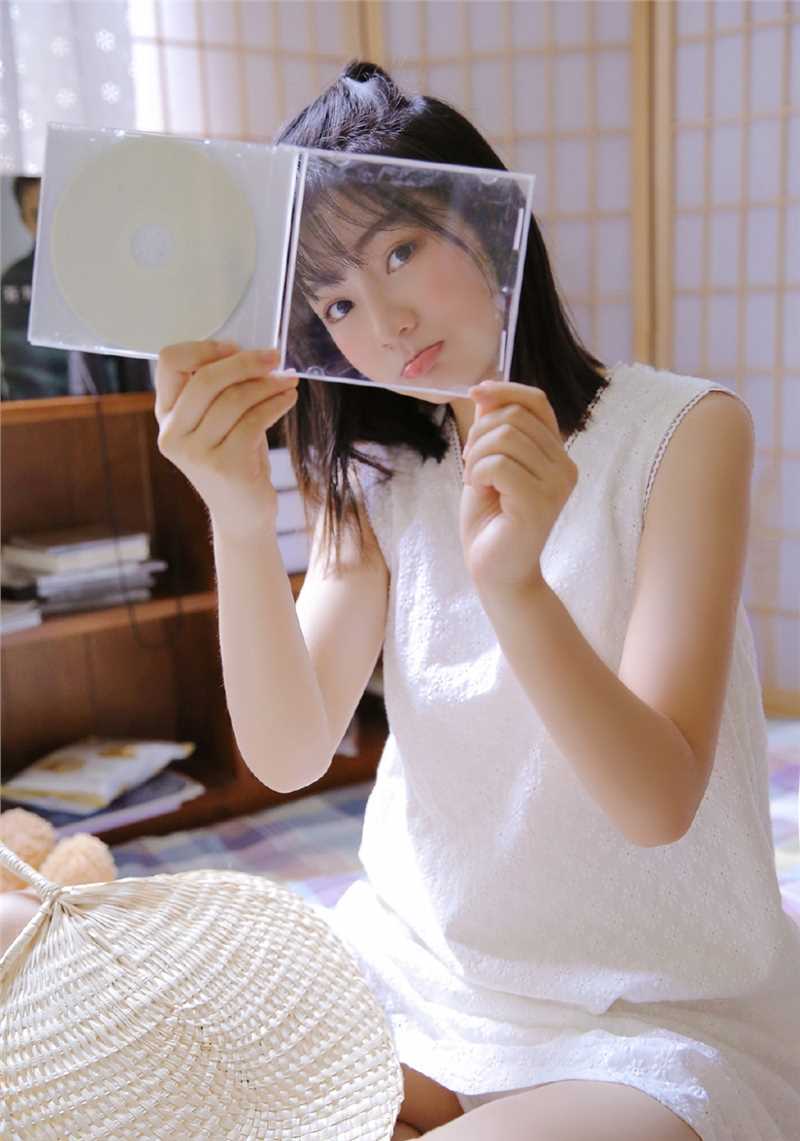 最新甜美少女夏日吊带裙唯美壁纸