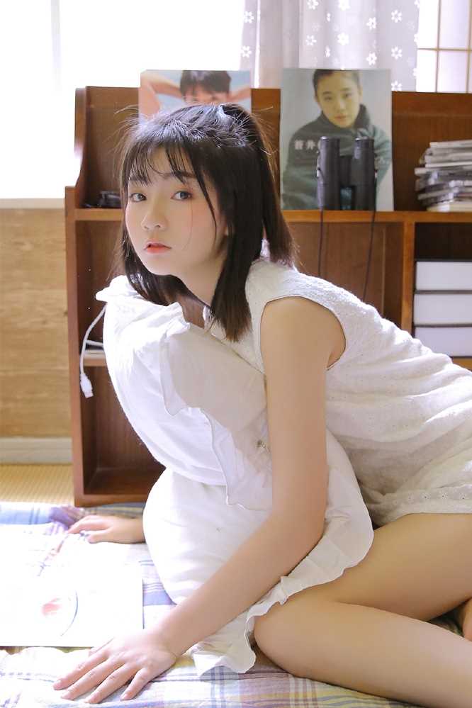 最新甜美少女夏日吊带裙唯美壁纸