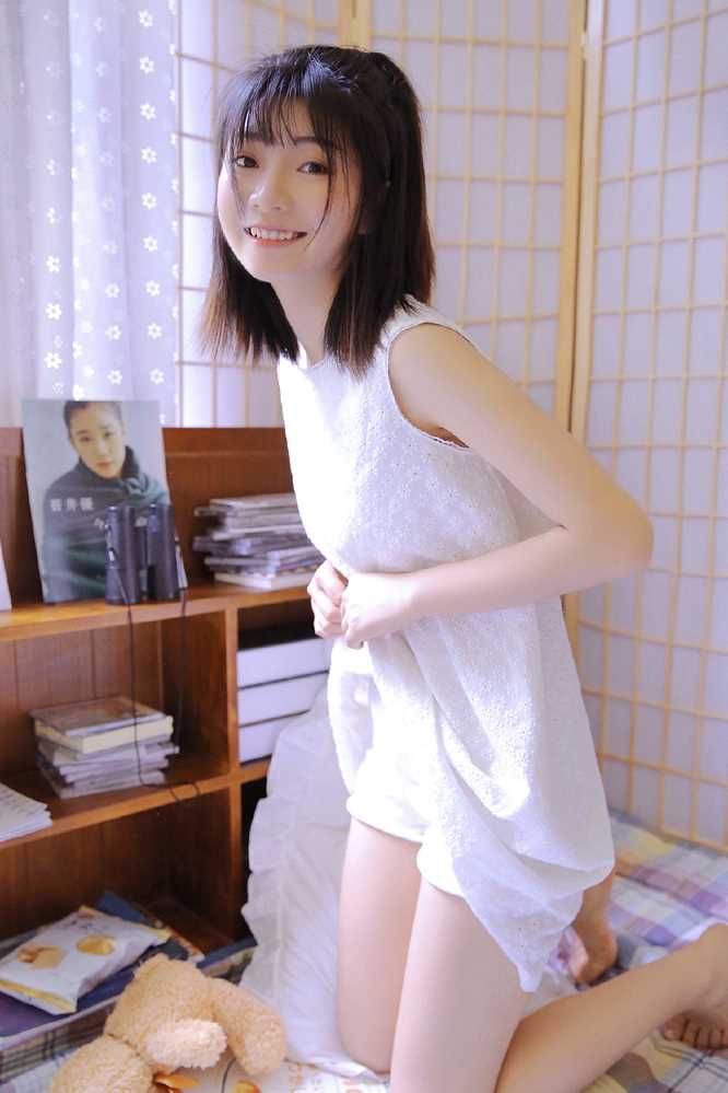最新甜美少女夏日吊带裙唯美壁纸