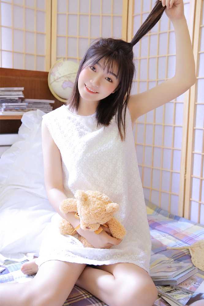 最新甜美少女夏日吊带裙唯美壁纸