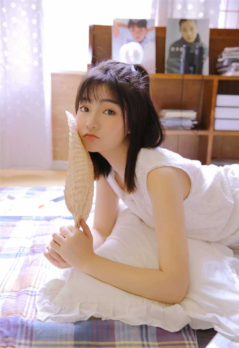 最新甜美少女夏日吊带裙唯美壁纸