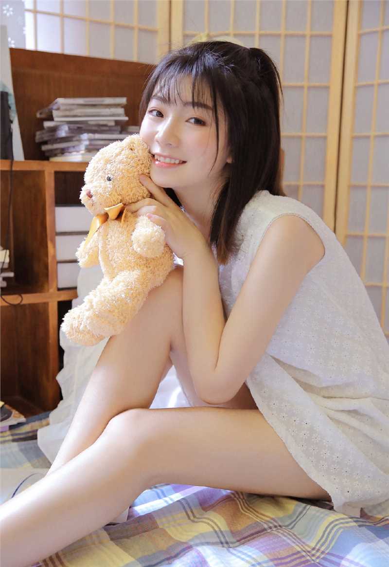 最新甜美少女夏日吊带裙唯美壁纸