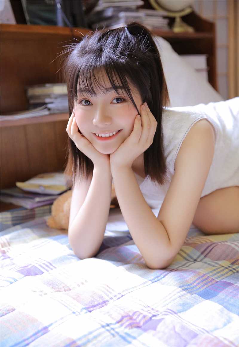 最新甜美少女夏日吊带裙唯美壁纸