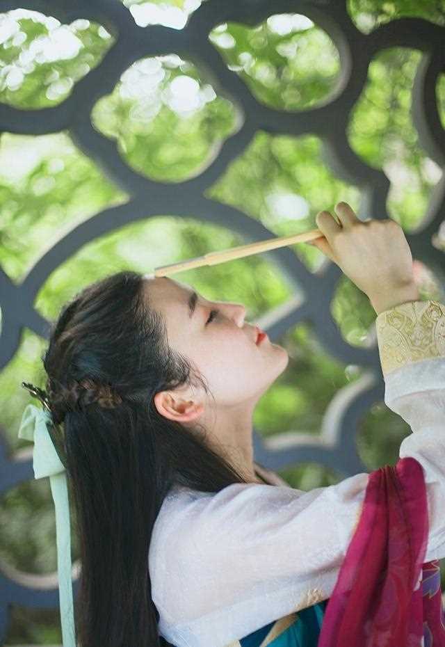 最新古装美女红丝飘带户外清新壁纸