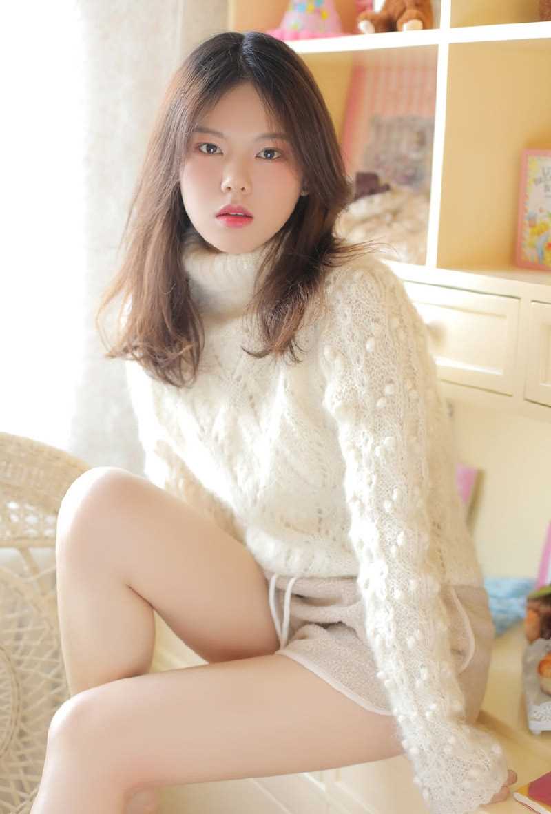 高清长腿美女冬日高领毛衣性感图集