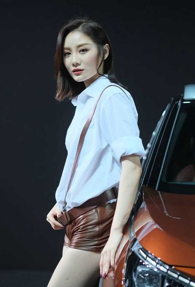 特别专辑热裤车模活动现场诱惑拍摄