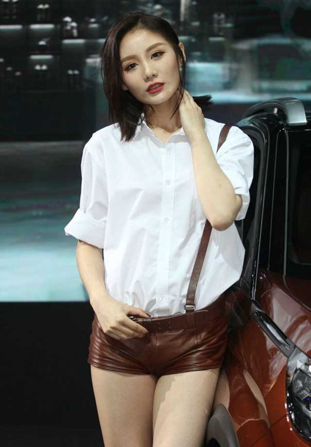 特别专辑热裤车模活动现场诱惑拍摄