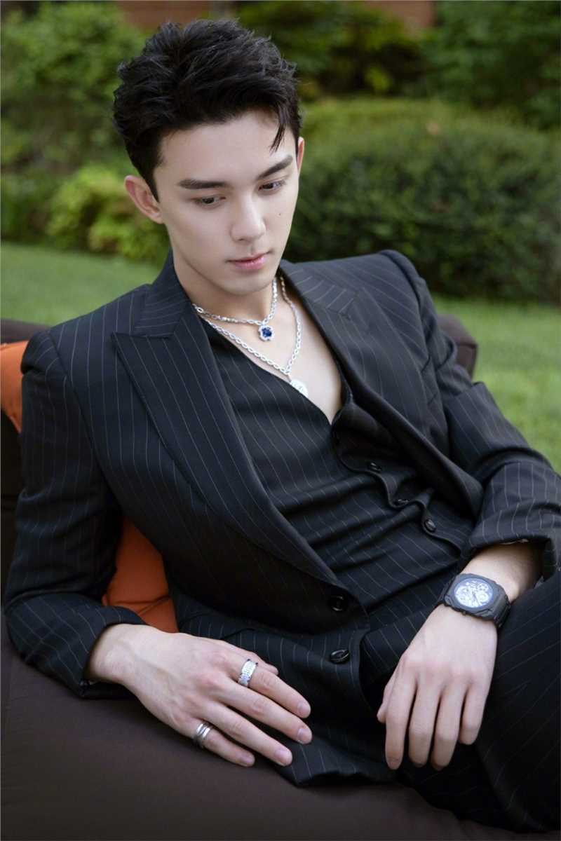 最新吴磊深V西装气质时尚壁纸