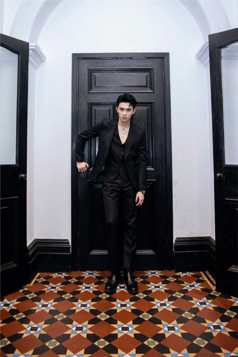 最新吴磊深V西装气质时尚壁纸