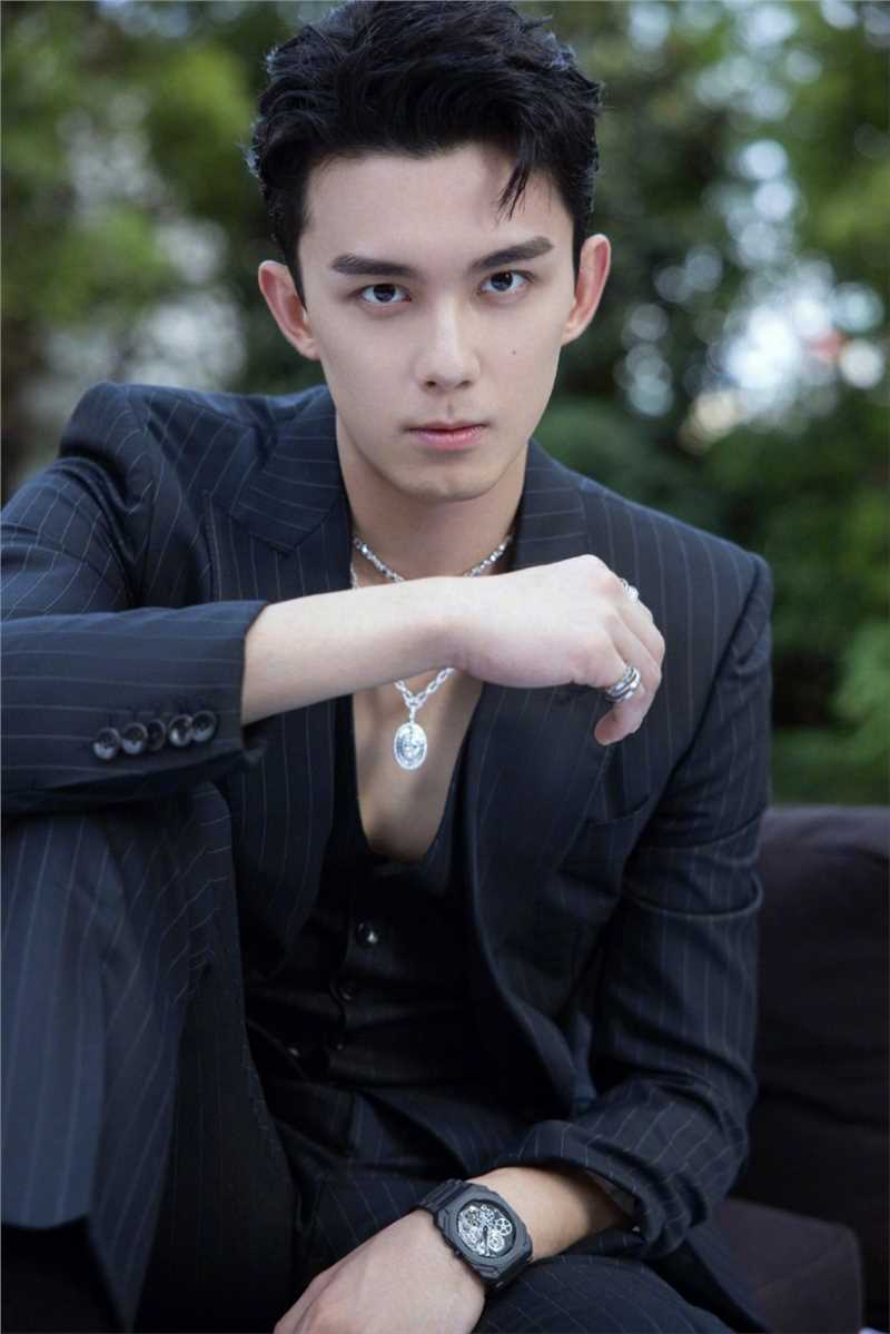 最新吴磊深V西装气质时尚壁纸