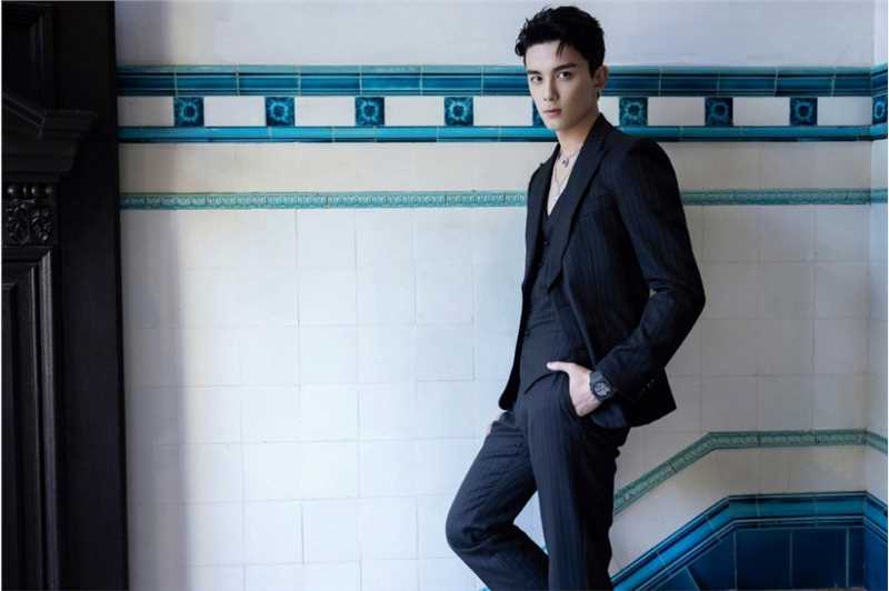 最新吴磊深V西装气质时尚壁纸