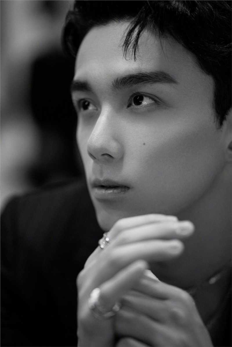 最新吴磊深V西装气质时尚壁纸