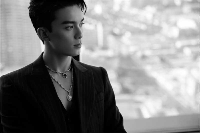 最新吴磊深V西装气质时尚壁纸