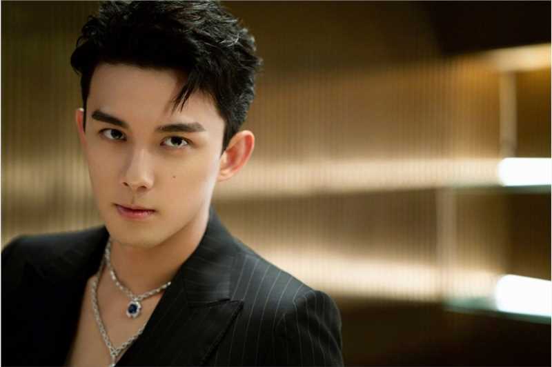 最新吴磊深V西装气质时尚壁纸