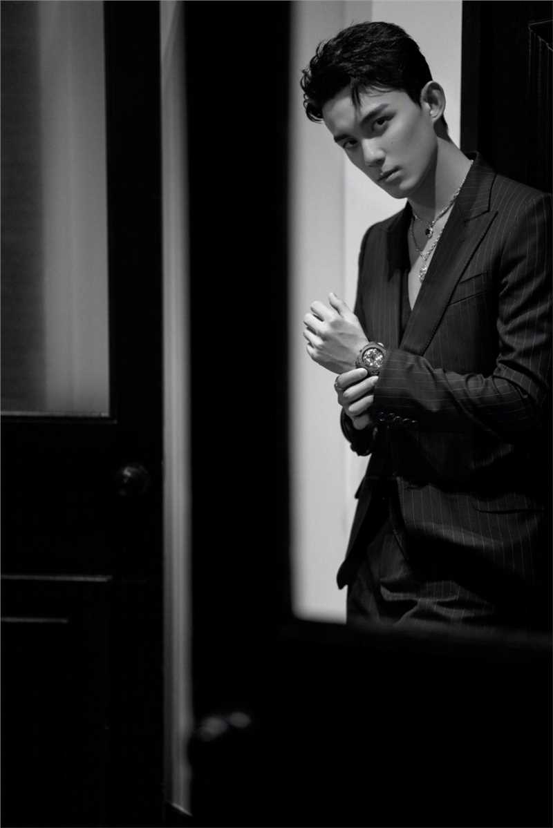 最新吴磊深V西装气质时尚壁纸