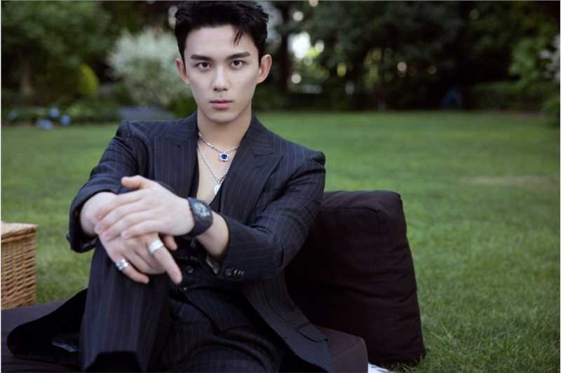 最新吴磊深V西装气质时尚壁纸