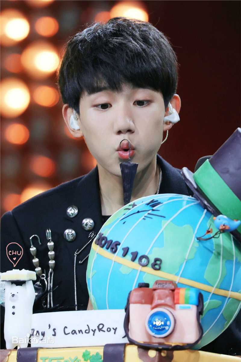 王源(Roy)16110816岁生日会素颜照壁纸