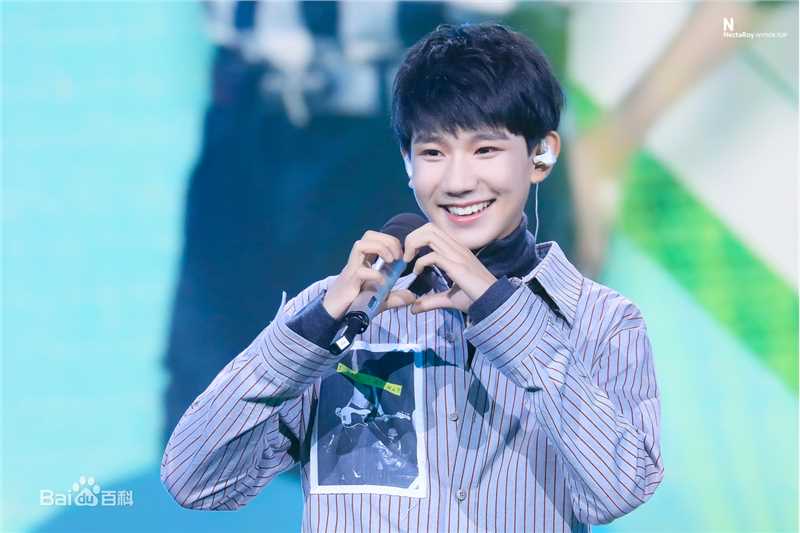 王源(Roy)16110816岁生日会素颜照壁纸