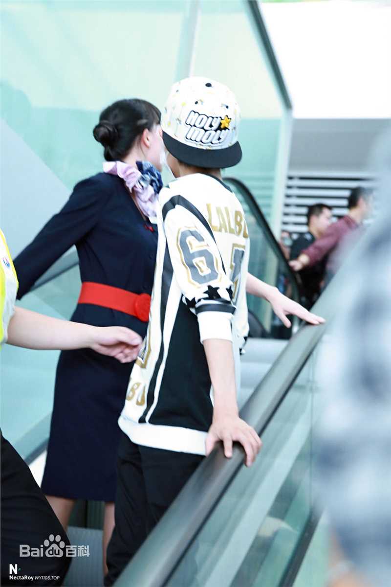 王源(Roy)的机场画报2015素颜照相册