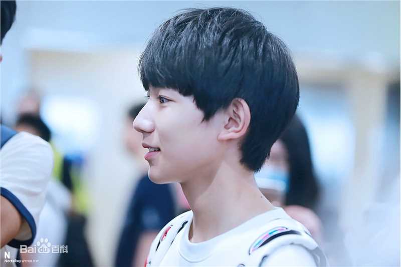 王源(Roy)的机场画报2015素颜照相册