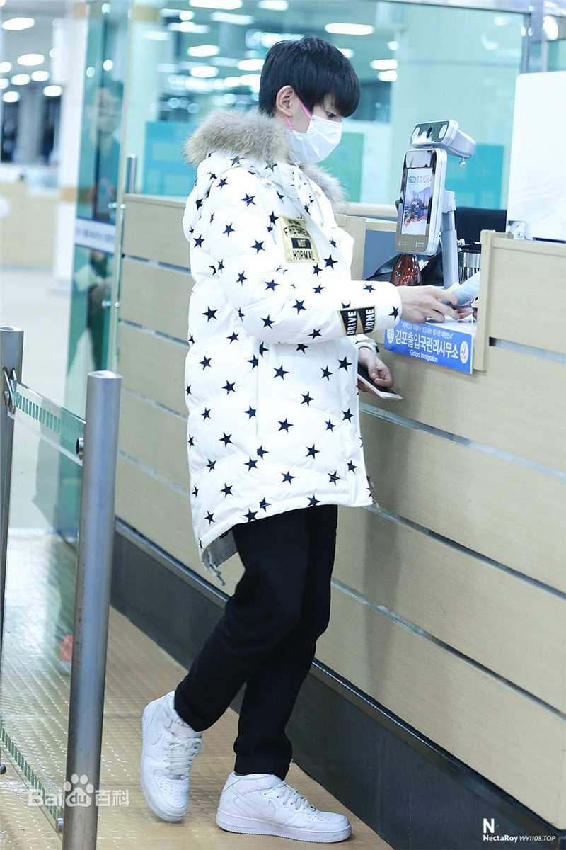 王源(Roy)的机场画报2015素颜照相册
