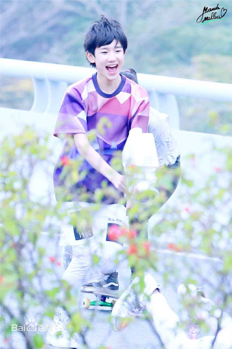 王源(Roy)代言蒙牛酸酸乳性感图片图集