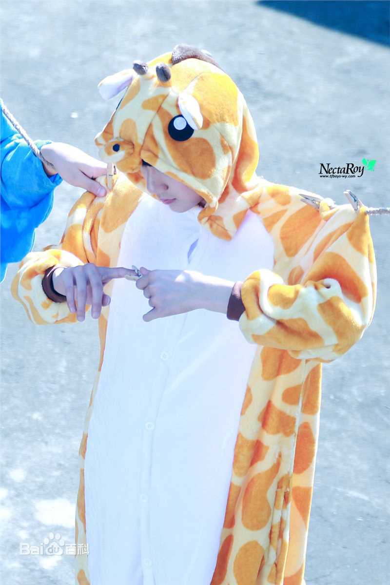 王源(Roy)代言蒙牛酸酸乳性感图片图集