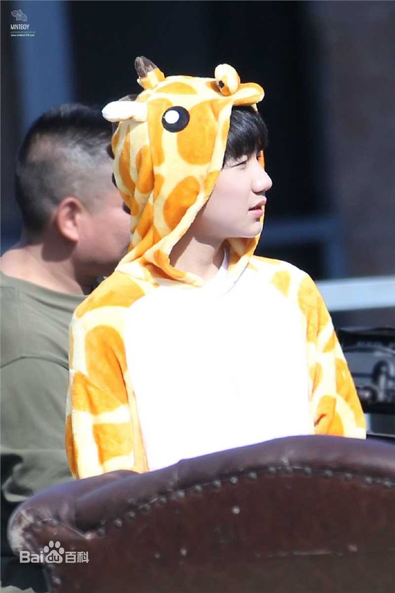 王源(Roy)代言蒙牛酸酸乳性感图片图集