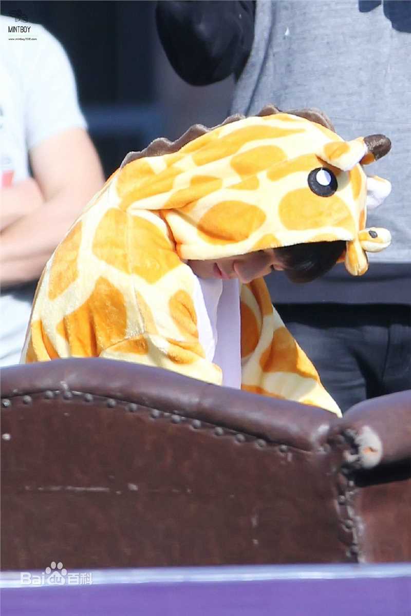 王源(Roy)代言蒙牛酸酸乳性感图片图集