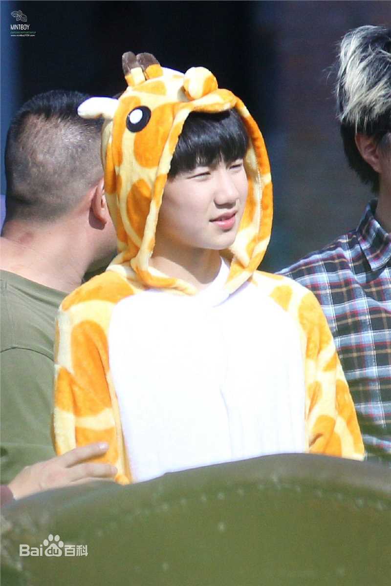 王源(Roy)代言蒙牛酸酸乳性感图片图集