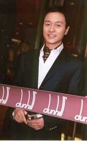 张国荣(原名张发宗)(Leslie Cheung(英)、レスリーチャン(日))2002年 中环Dunhill剪彩性感图片图集