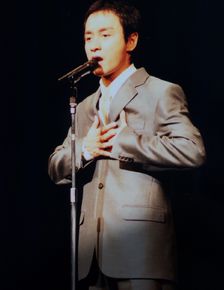 张国荣(原名张发宗)(Leslie Cheung(英)、レスリーチャン(日))2000年 东京电影节壁纸壁纸