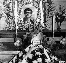 李小龙(Bruce Lee(英语)、ブルース.リー(日语)、 (朝鲜语))追悼会性感图片图集