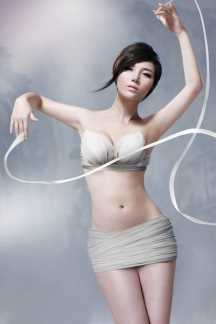 精选足球宝贝阿朵展性感玉肌,曲线完美体现_图册