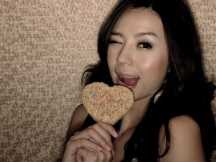 精选周韦彤着闪亮内衣出镜,抛胸狂秀身材_图册