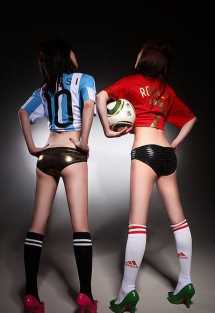 双胞胎姐妹比基尼出镜,性感助兴世界杯_