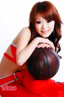 篮球与冰球双栖的美女