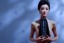 高清成龙绯闻儿媳真空上阵,化身羽球宝贝出镜图册