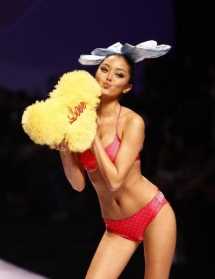 泳装美女婀娜多姿风情万种,透视装引遐想