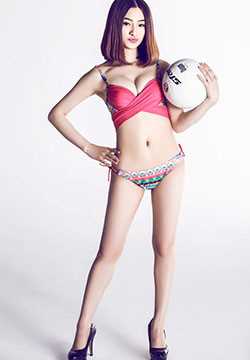 足球宝贝马渝涵演绎比基尼诱惑