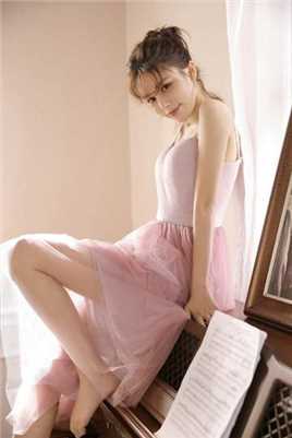 清纯小姐姐吊带纱裙香肩清澈杏眼中国人体艺术照