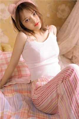 大眼软妹子白皙吊带美丽清纯女生照片