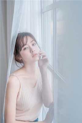 特别专辑大胸的美女吊带漂亮雪白香肩清纯诱人图片