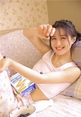 最新吊带背心美女居家私房清纯养眼人体艺术诱惑图片图集