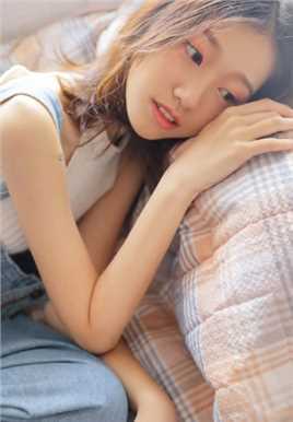 最新吊带牛仔裤美女清纯氧气模特妖娆诱人甜美图集